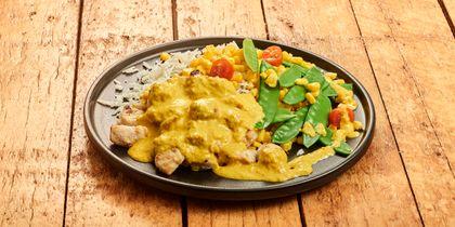 Gele curry met kipstukjes, groenten en komijnrijst